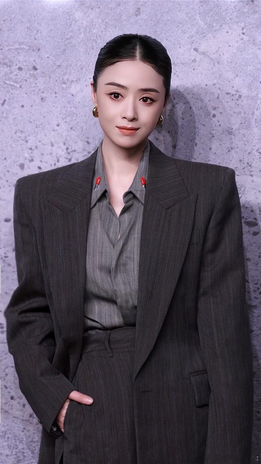 蒋欣不对称灰西装造型蒋欣[超话] 超A[哇][哇][哇][色][色][色]Ps：