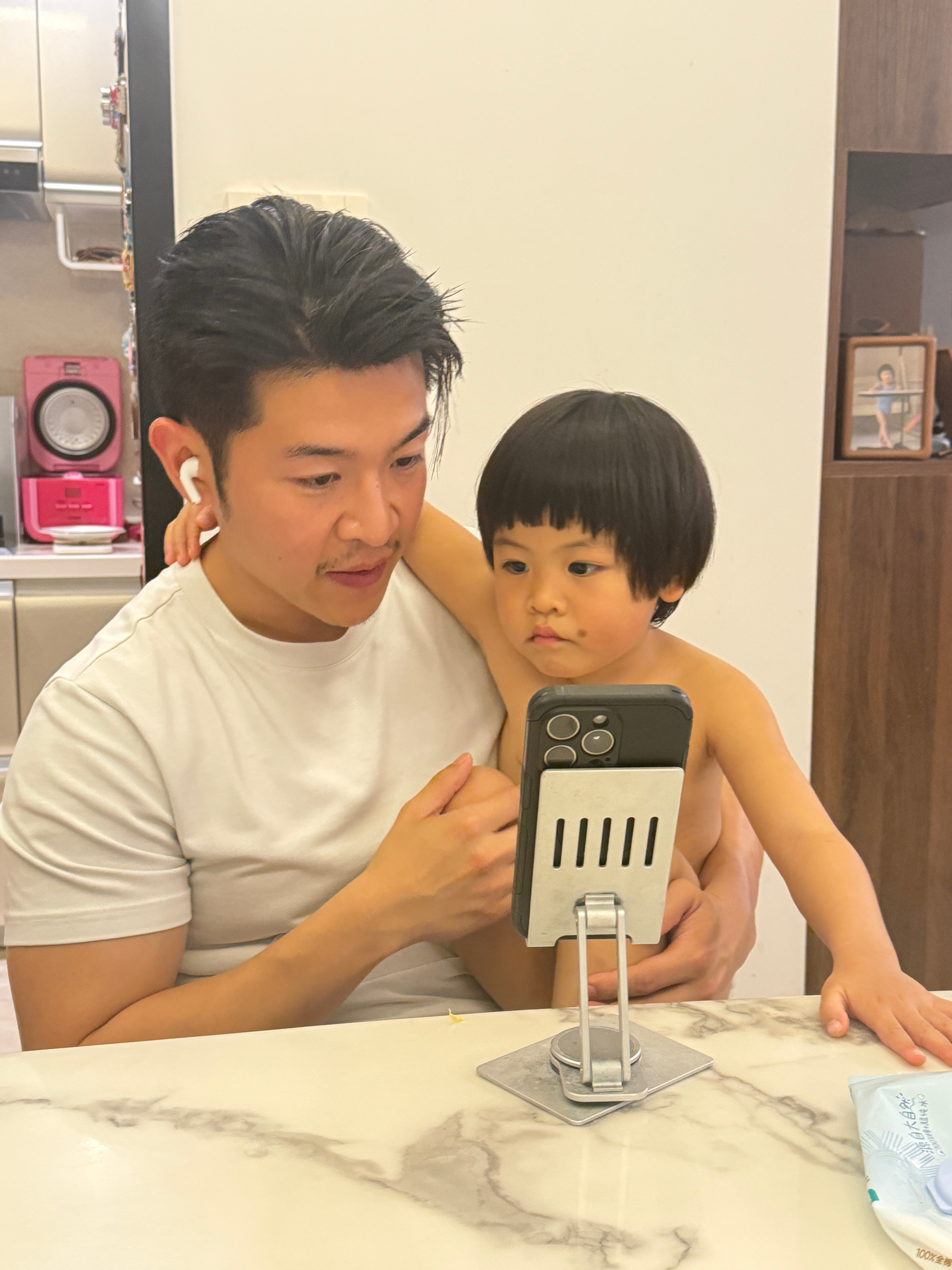 球宝又想吃冰激凌了还好旅蛙回来了，我真的不想再管了（但他居然跟球宝说吃冰吃多了会