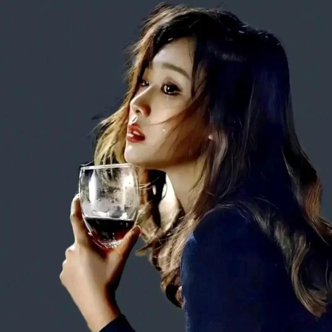 红酒相伴，优雅时光红酒 野餐红酒 海边红酒 红酒写真 红酒美人写真 女性红酒 红
