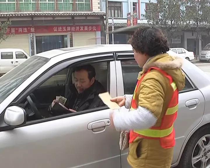 街道停车收费是对的，公共区域不是让你们摆车用的，否则对那些没车的人太不公平了！