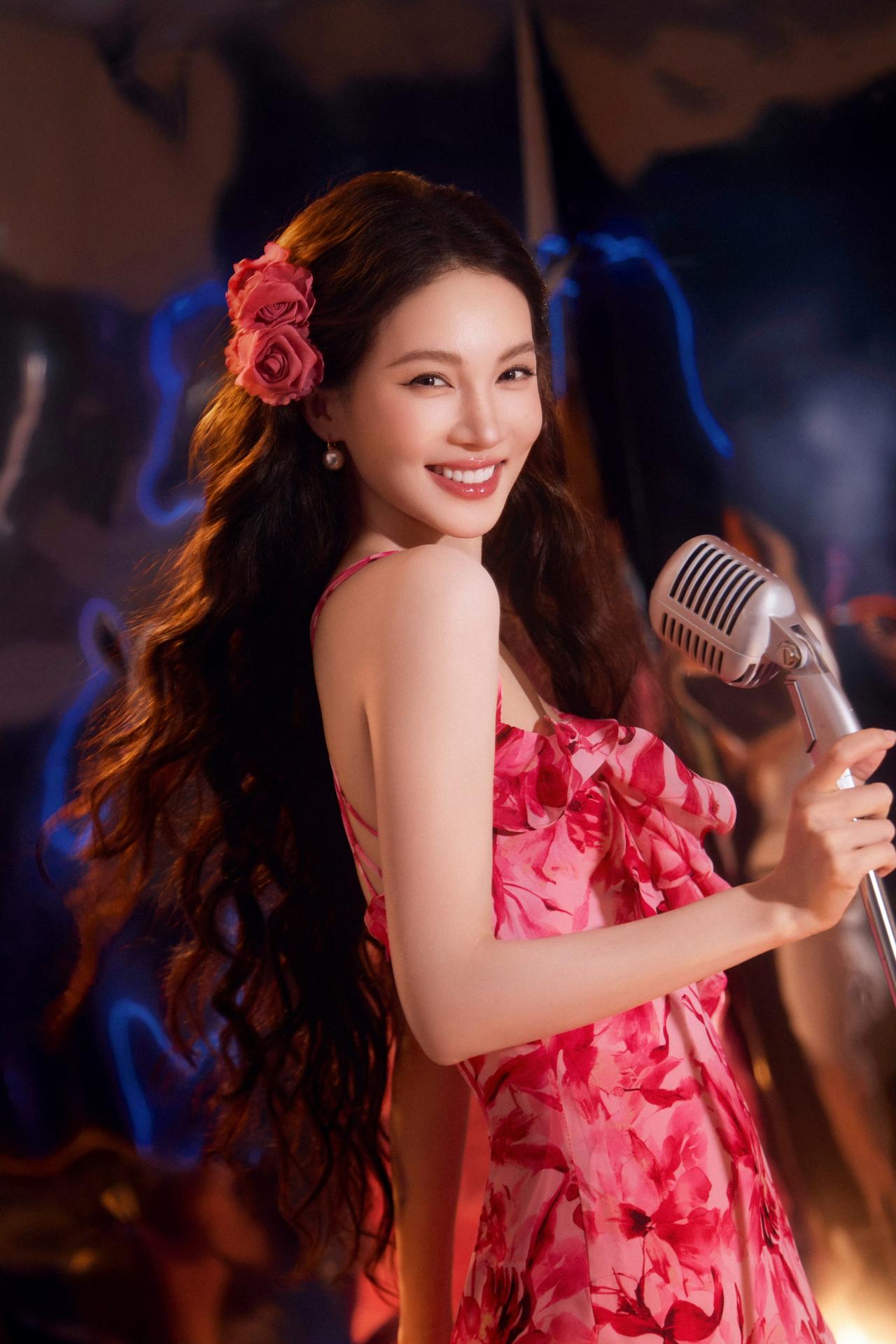 金晨娇艳玫瑰美人，柔光打在脸上，一整个复古歌厅名场面