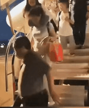 空姐无论怎么喊“不要打伞！不要打伞！”可一位女乘客走下阶梯的过程还是打开了伞。地