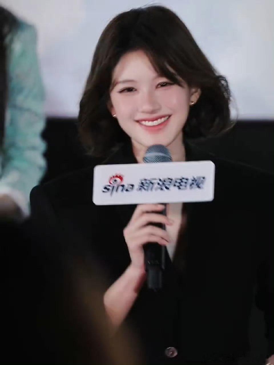 #赵露思刘宇宁发布会同框生图##赵露思[超话]#呀！刘宇宁和赵露思同框啦！正在看