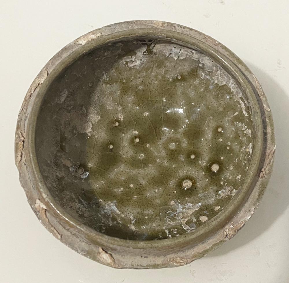 青釉残器：窑火余温里的古瓷标本

这是一件青釉瓷残件，器型为盖盒下半部分，釉色呈