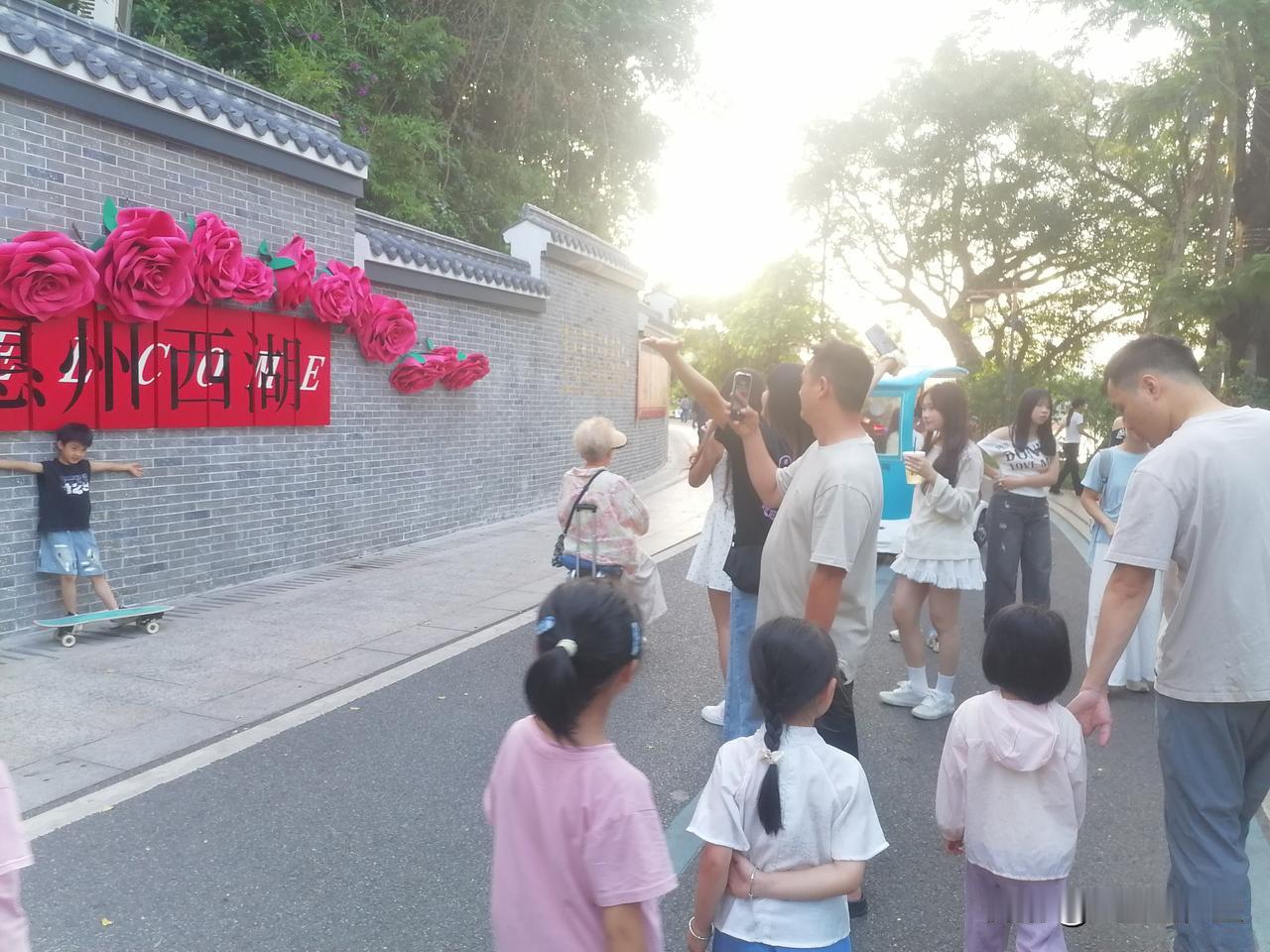 一个拍照背景墙吸引一群宝妈宝爸、俊男靓女、帅气小孩们驻足打卡留念！