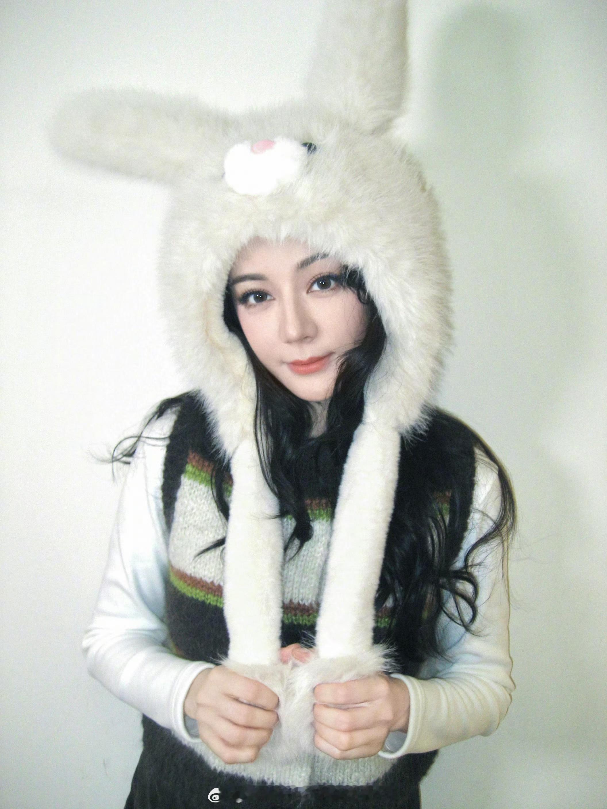 迪丽热巴毛茸茸的出现了，又萌又甜！！🐰🐰 