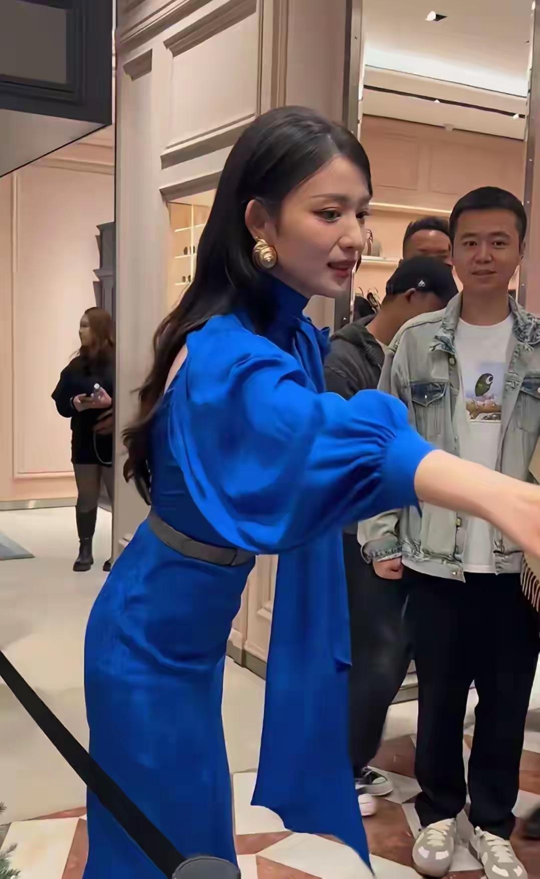 王楚然出席活动，这身打扮太漂亮了