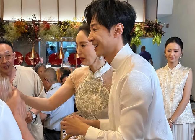 董璇再婚后与演员张维伊结婚，婚礼低调举办。张维伊并非二婚，目前仅有一个前女友传闻