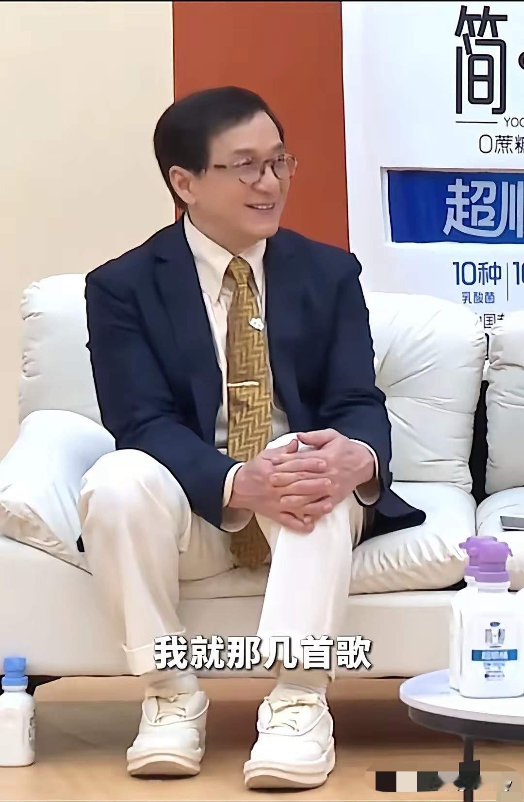 主持人问成龙想不想开巡回演唱会，成龙回答说：我就那几首歌，怎么开演唱会！

其实
