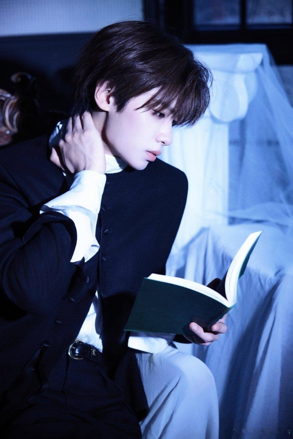 黄明昊看了多少短剧想出的文案 黑白皮大衣造型像大boss出场，哥特风又像反派少年