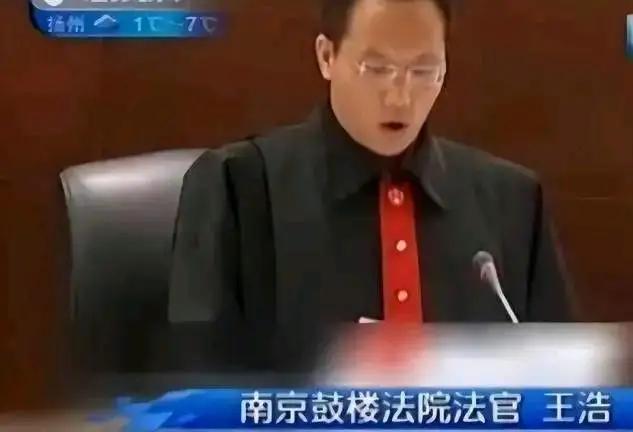 “既然不是你撞的，你为什么要去扶？”主审“彭宇案”的法官王浩，因为这句话而“出了