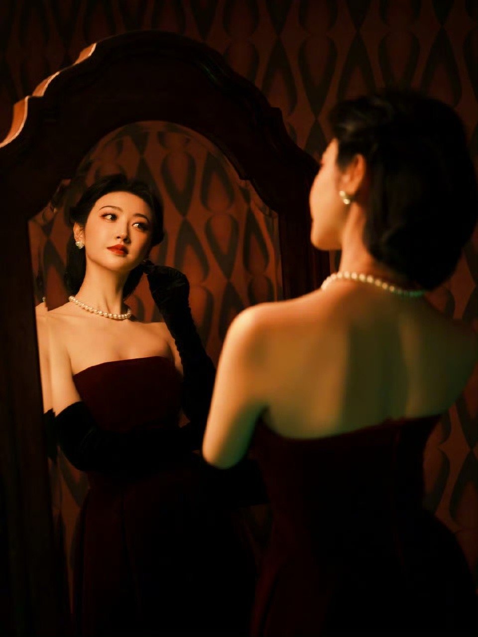 景甜红丝绒长裙 任何一个人没有看过景甜的红丝绒长裙造型我都会伤心的好吗，明媚高级