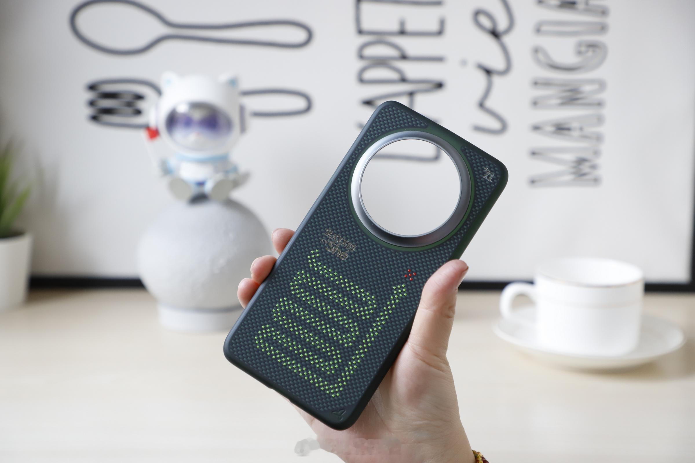 给我的华为Mate70 Pro+配了个超贵的壳：newcloth蛇年壳【赤碧】有