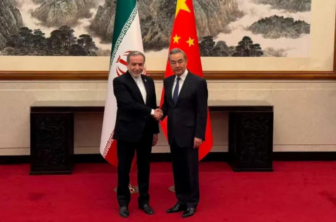 伊朗外长访华释放信号，中国坚持促谈稳住局势
 
当前围绕伊朗的冲突持续紧张，中国