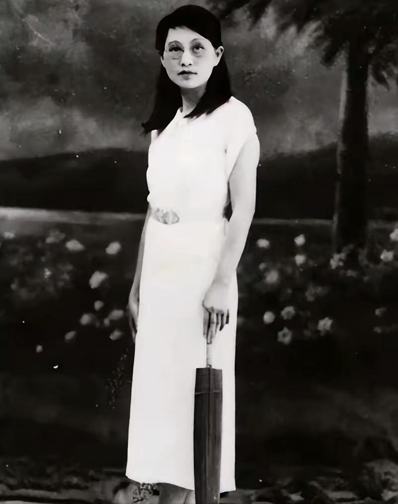 1909年，16岁的白薇与婆婆发生争执，丈夫竟然抄起板凳砸向她的背，婆婆见她倒下