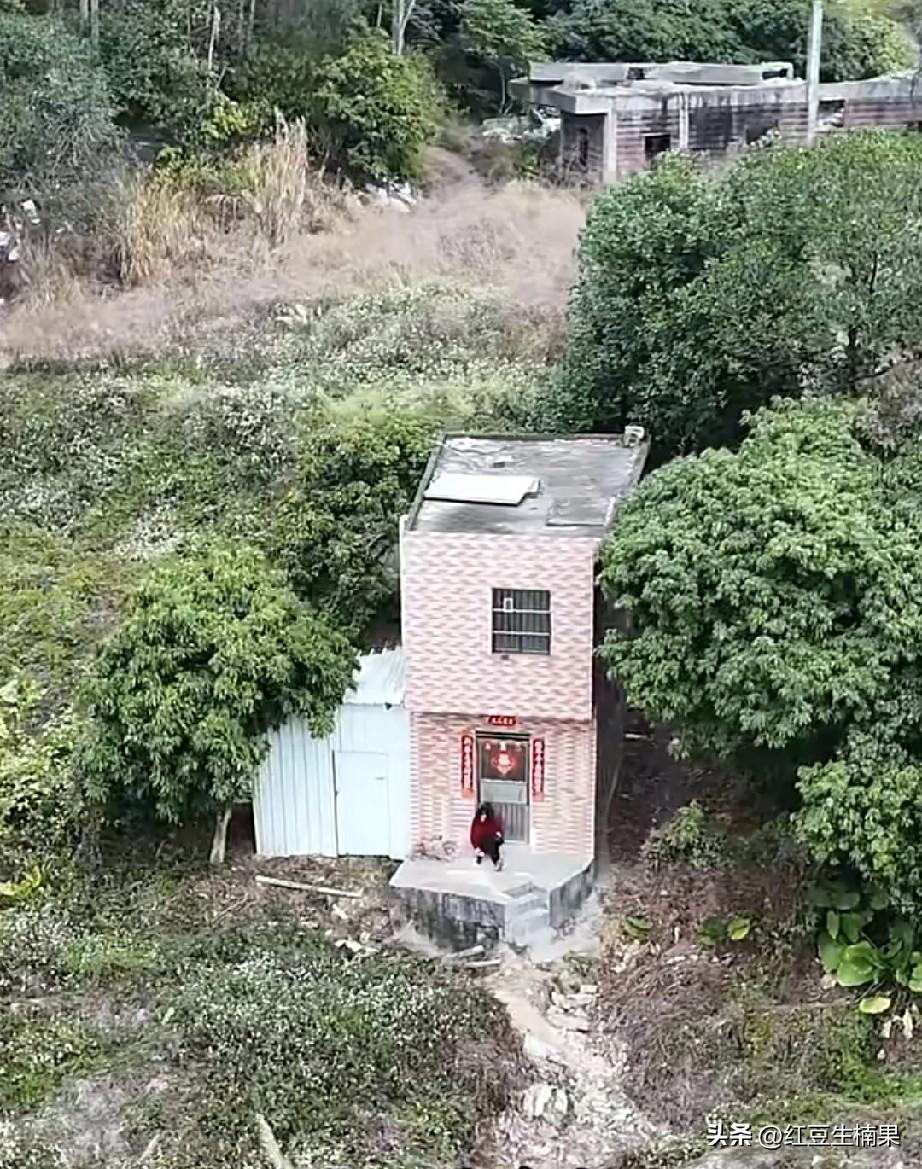 在农村这样的房子已经没有人要了，这里曾经住着一户人家，但是现在已经废弃了。
这个