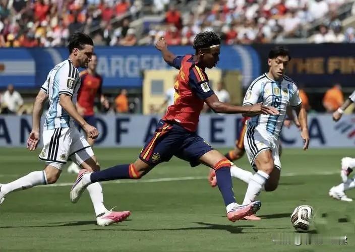 加时赛下半场，西班牙终于打破僵局！1-0领先阿根廷！

在阿根廷少打一人的绝境下