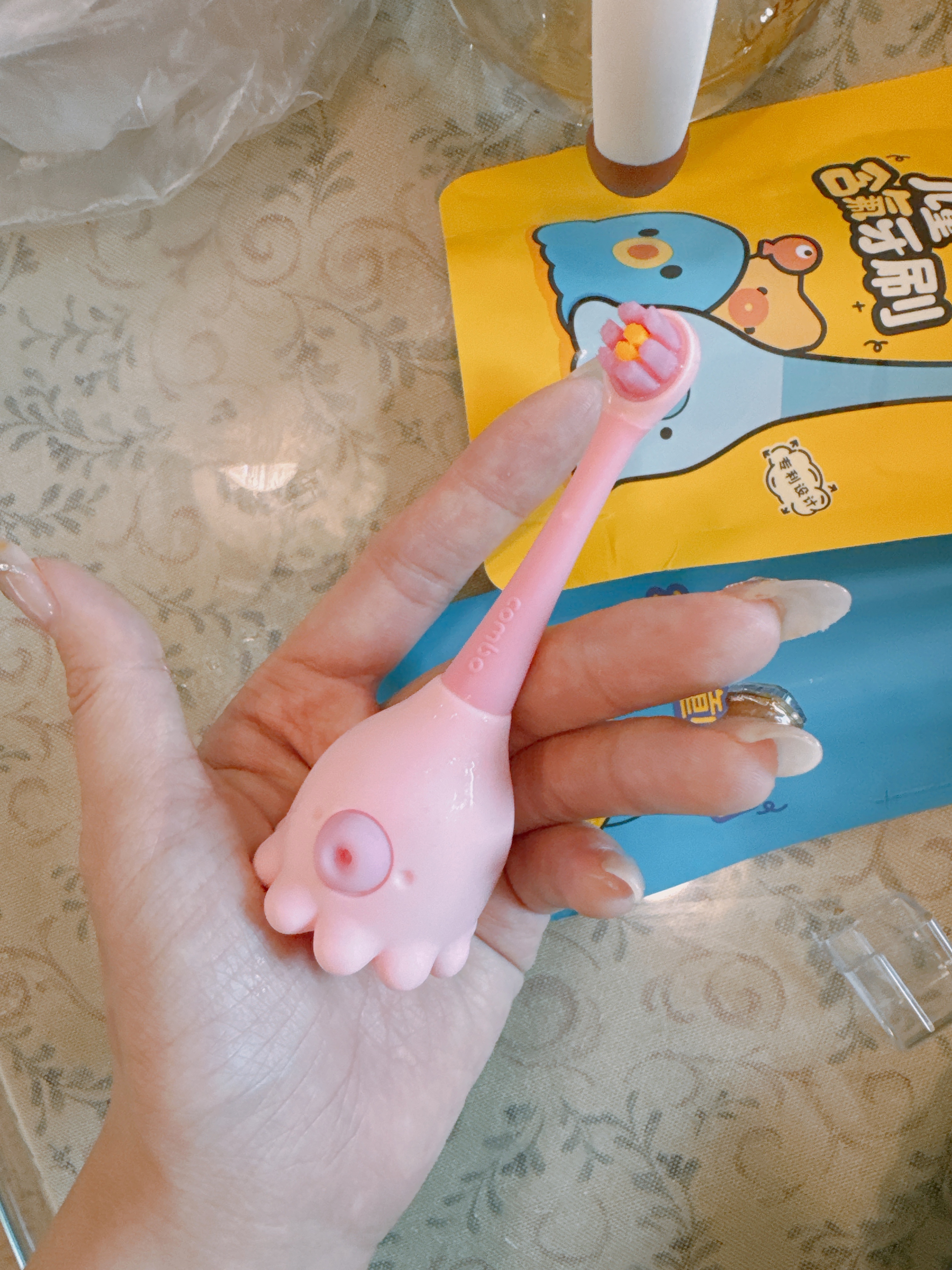 她俩的神奇小牙刷小小年纪就要开始刷牙了