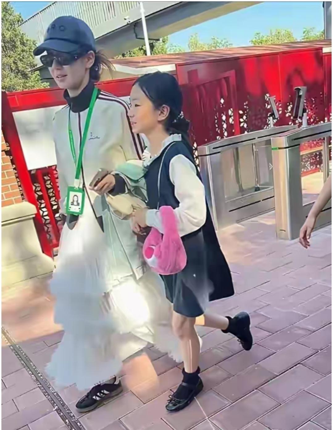 戚薇，女儿这么小还是不要穿这样的鞋子，活动起来不方便。