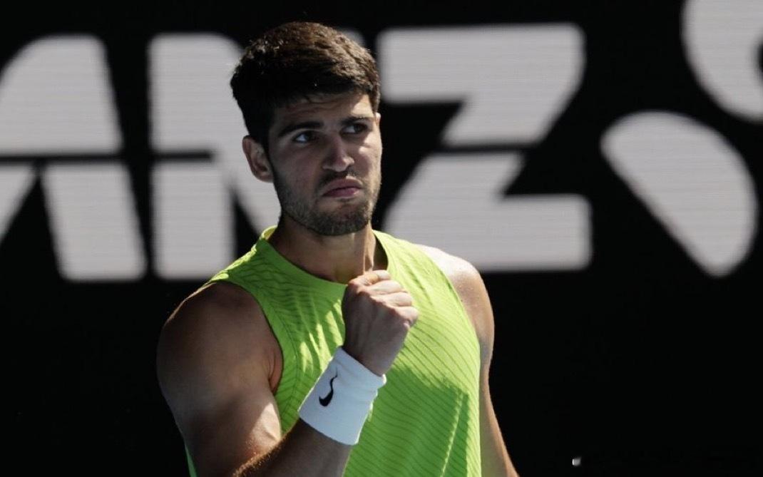 阿尔卡拉斯再创一项神迹阿尔卡拉斯在澳网击败汤米·保罗后，成为公开赛时代23岁之前