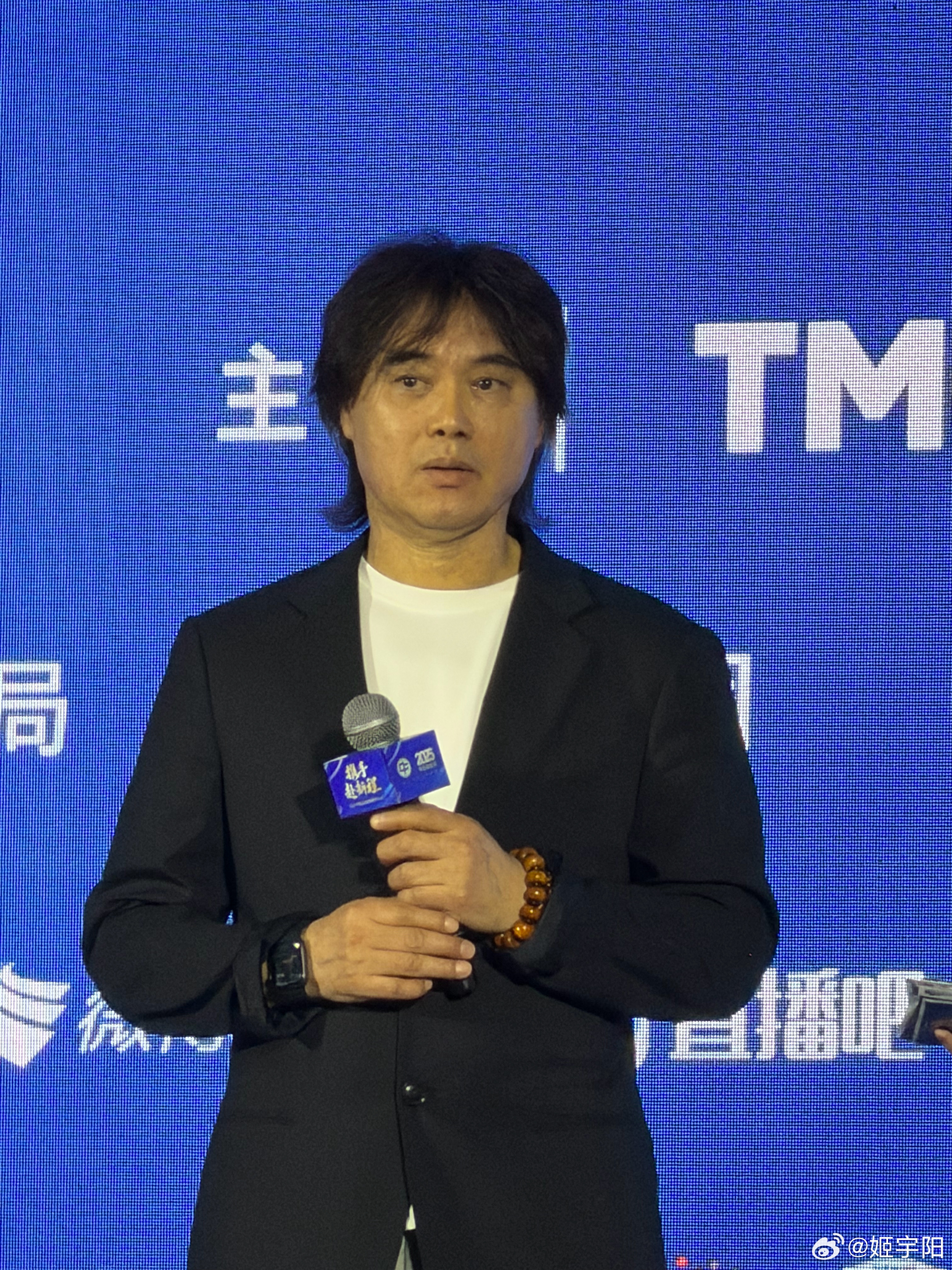 给 2025 中国金手套奖得主刘殿座颁奖的这位，年长些的球迷应该很熟悉，前国门傅