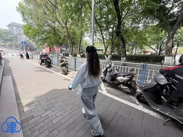 重庆这起事，真是让人看完心里一阵发紧。

一个普通女人，生活压力大，去医院找医生