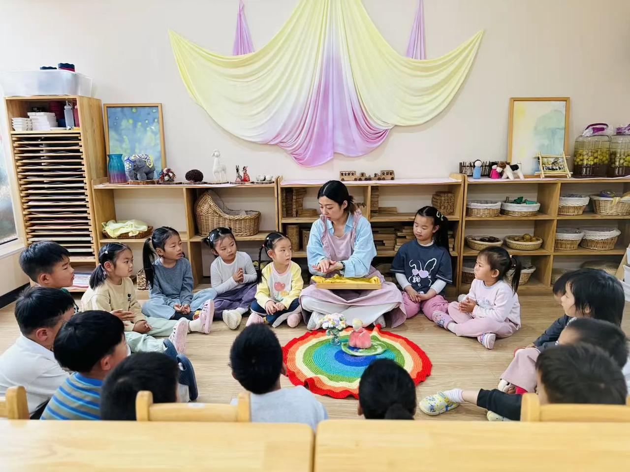 在幼儿园的手工课堂上，孩子们正发挥无限创意，用五彩粘土打造奇妙世界。橙子小朋友专