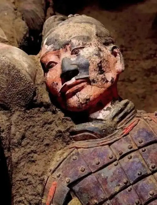 AI唤醒千年秦俑彩衣我的天！原来兵马俑刚出土时这么炫！朱红战甲配墨色纹路，连发丝
