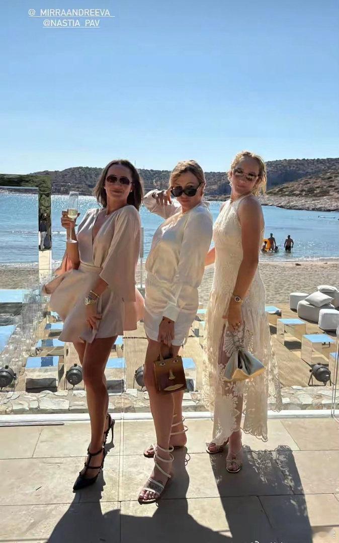 米拉·安德列娃，出席卡萨金娜和扎比亚科的婚礼日，婚礼当天的dresscode看来