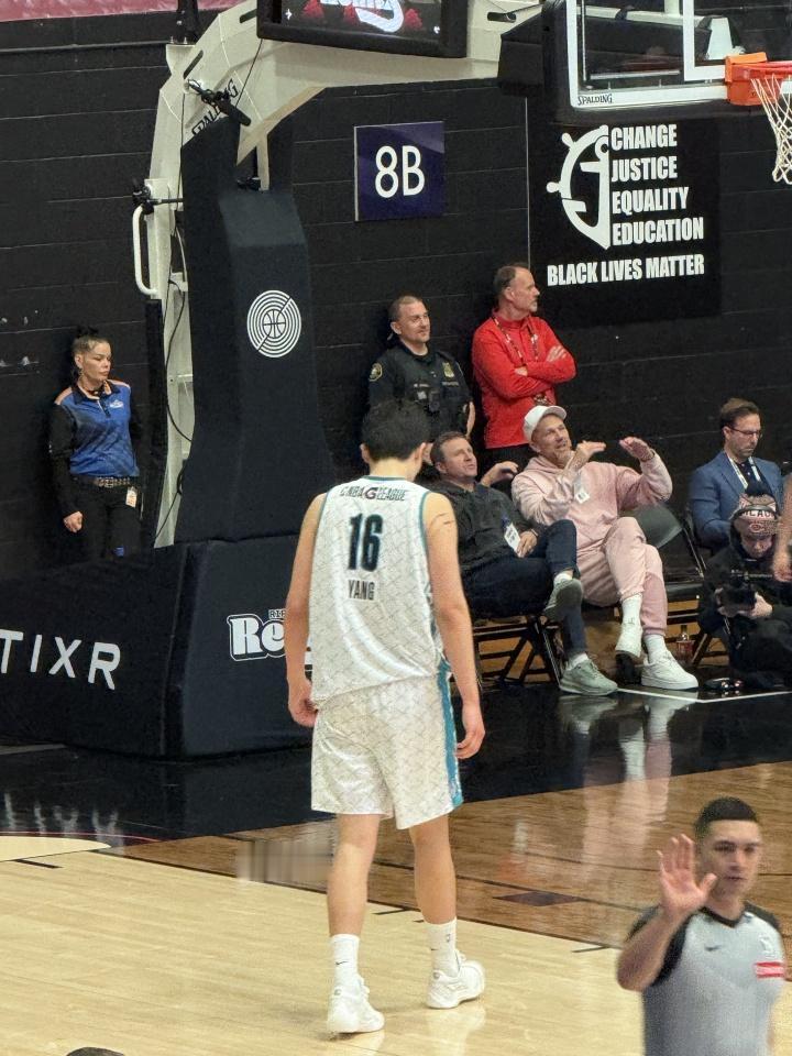 杨瀚森又创新纪录了，他狂砍14分17篮板2助攻3盖帽，统治了篮下，17个篮板中6