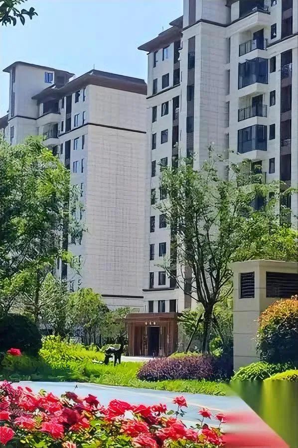 保洁干一天就辞职？为啥？

小区新来的40多岁保洁阿姨，早上8点干到晚上5点，2
