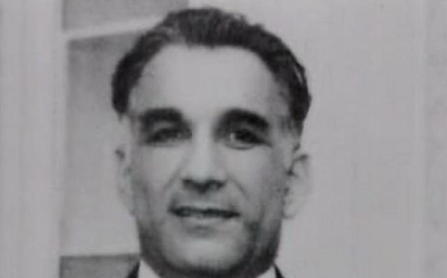 1979年的喀布尔，达乌拉曼宫的空气里总飘着柴油味。
阿明的办公室桌上摊着未签