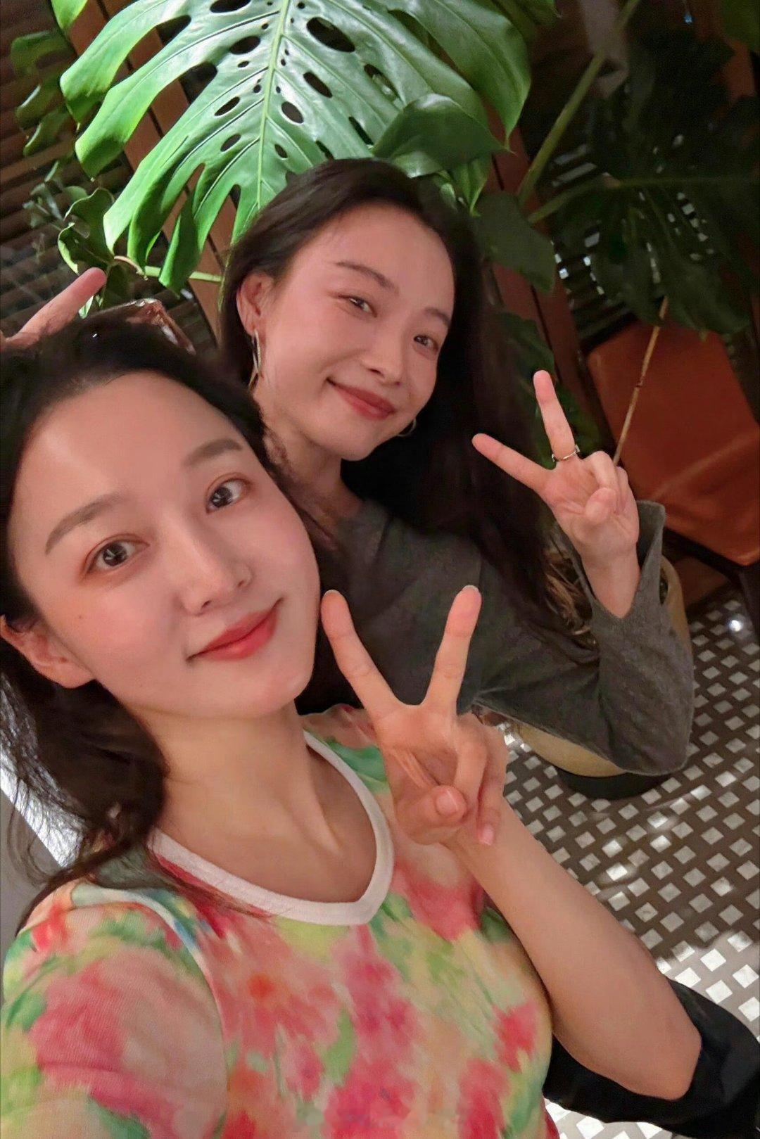 倪妮夏露合照 同框美醉了[污][污][污]一个甜甜的长相一个酷酷的长相好搭配。。