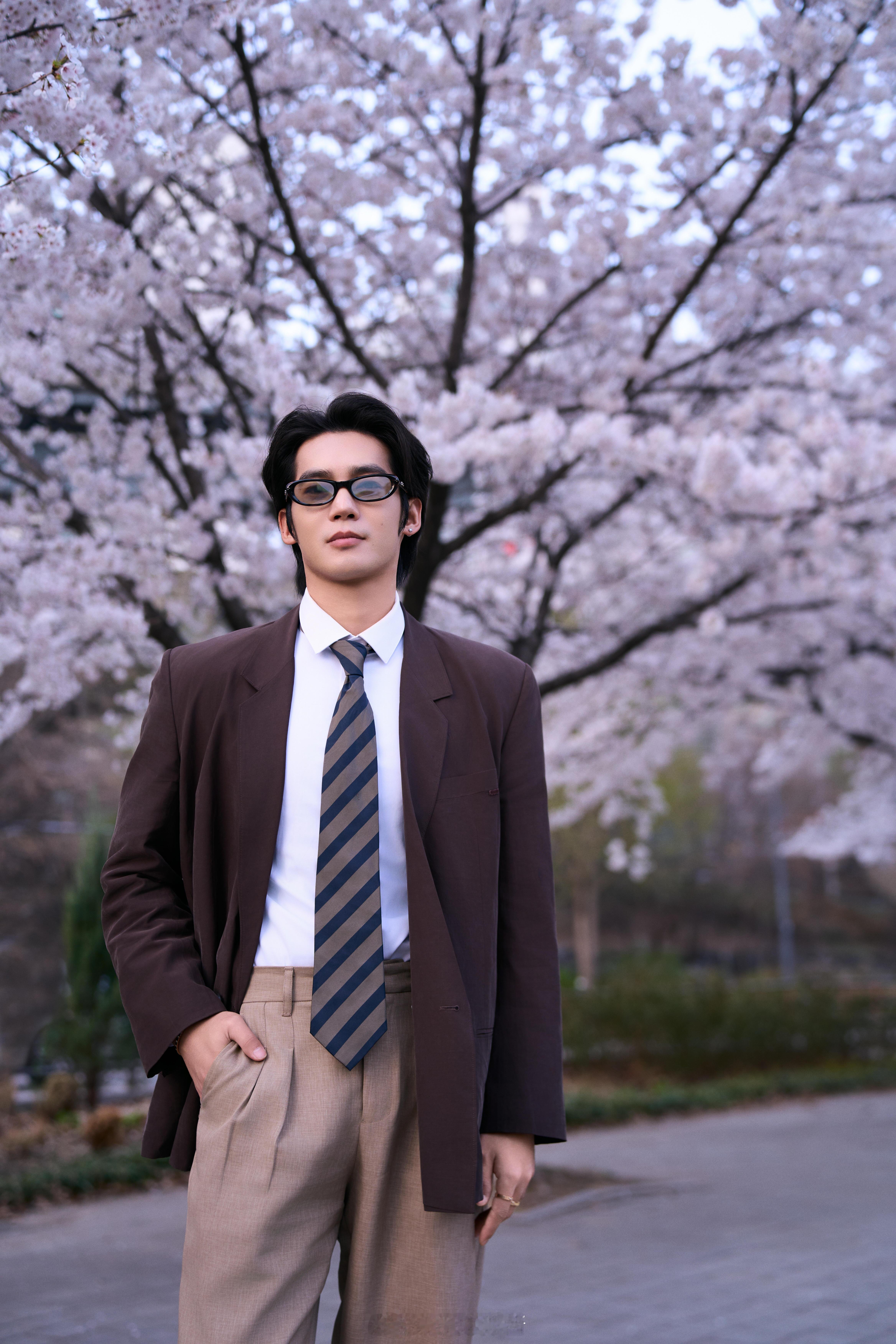 于适的脸和手反差感脸是少年感满满，手却是充满力量的糙感，于适这反差感直接拉满，又