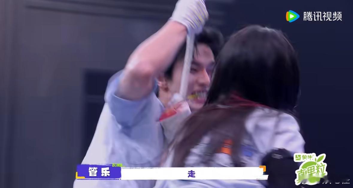 孟子义何与用嘴叼同一枝花 《一见你就笑》预告藏着大糖！何与努力荡绳递花，两人用嘴