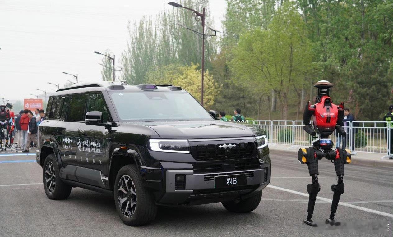 方程豹直接把“未来出行”搬进现实——全球首个人形机器人半马，在北京开跑，方程豹凭