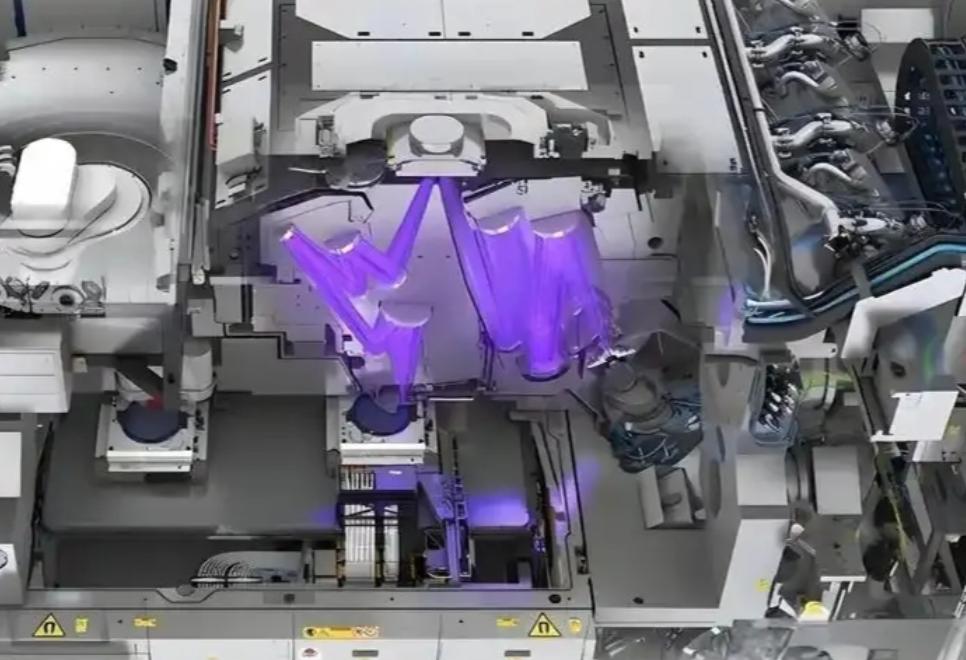 光刻机没用了，荷兰太冤了？美国一纸命令，荷兰就果断切断了对我们的光刻机出口。他们