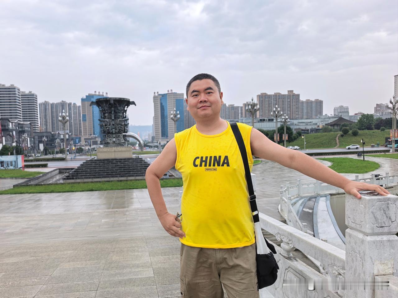 早上，乘坐高铁，刚到达宝鸡，就开始下雨了！跑到旁边的吾悦广场逛了一圈儿～