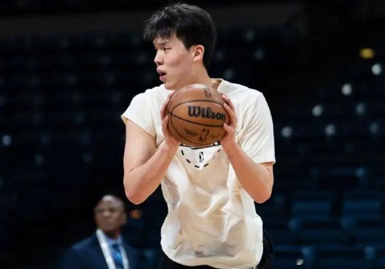 今日，NBA开拓者 球员杨瀚森 与翻译刘禹铖在国内参加了活动。NBA 在活动中，