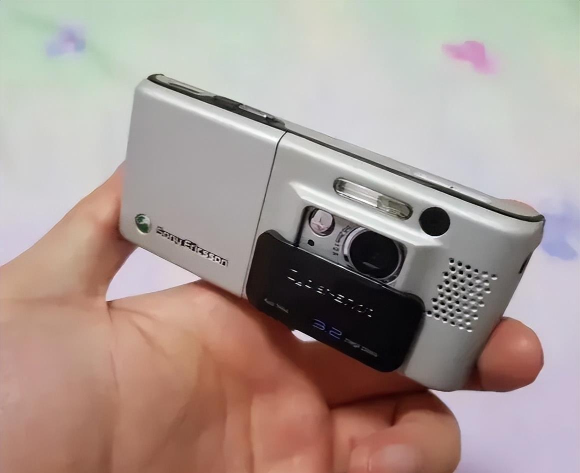 各位手机控们，你们听说过索尼爱立信K800I这款手机吗？18年前，这可是个拍照神