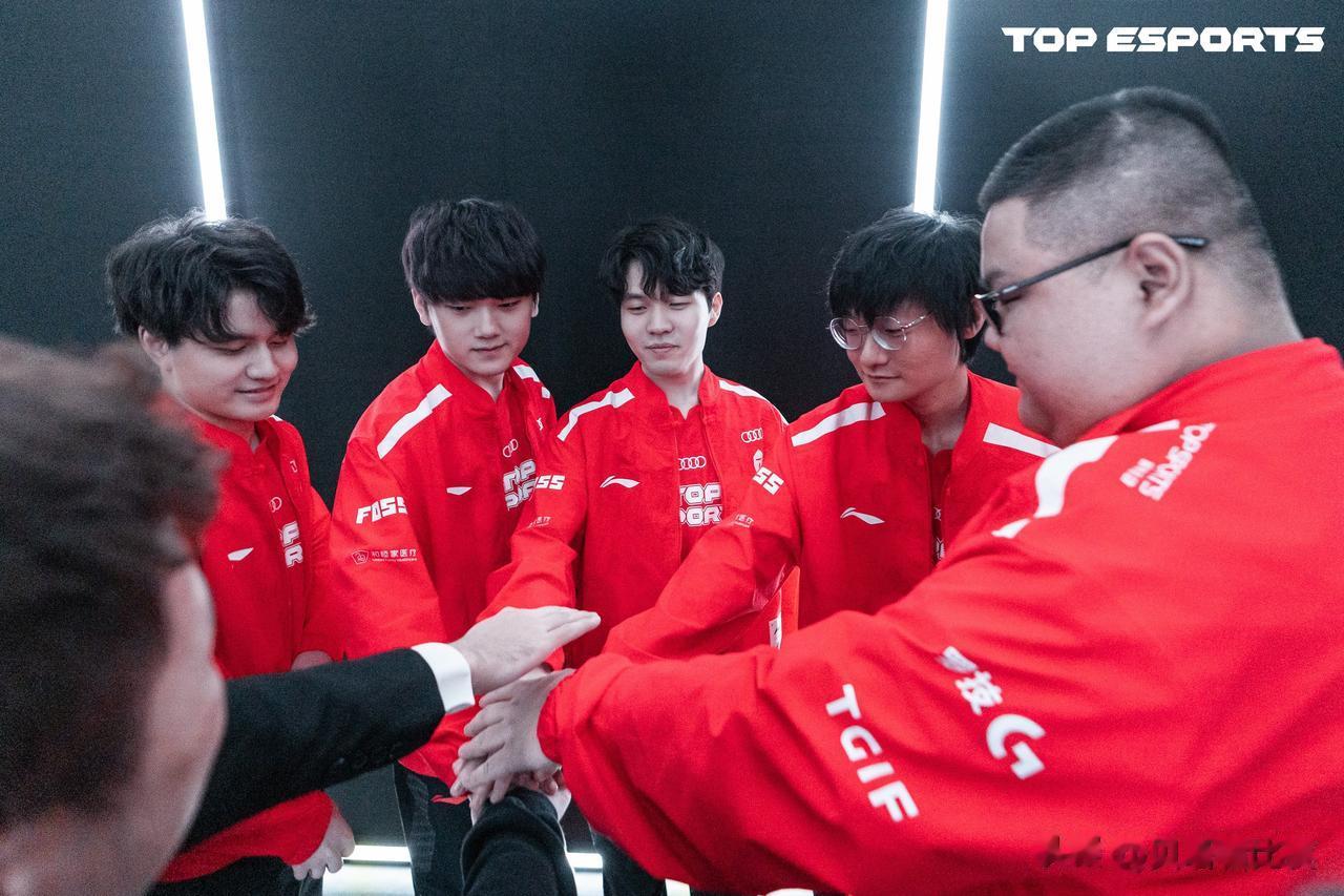 知情人爆料：TES夏季赛教练是Dian！

前V5教练涵艺爆料：夏季赛dian加