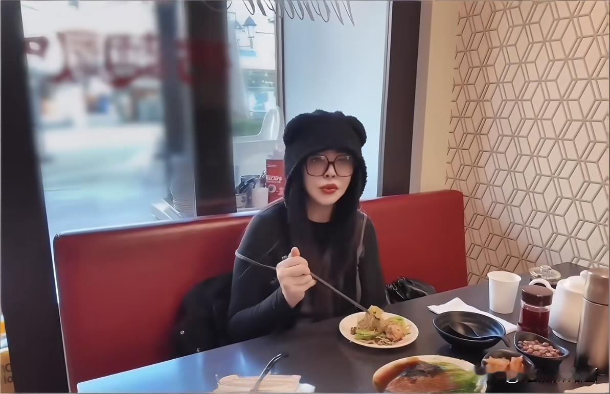 王祖贤用糟心消解了精致焦虑59岁王祖贤1月31日入驻小红书，以“生活分享者”身份