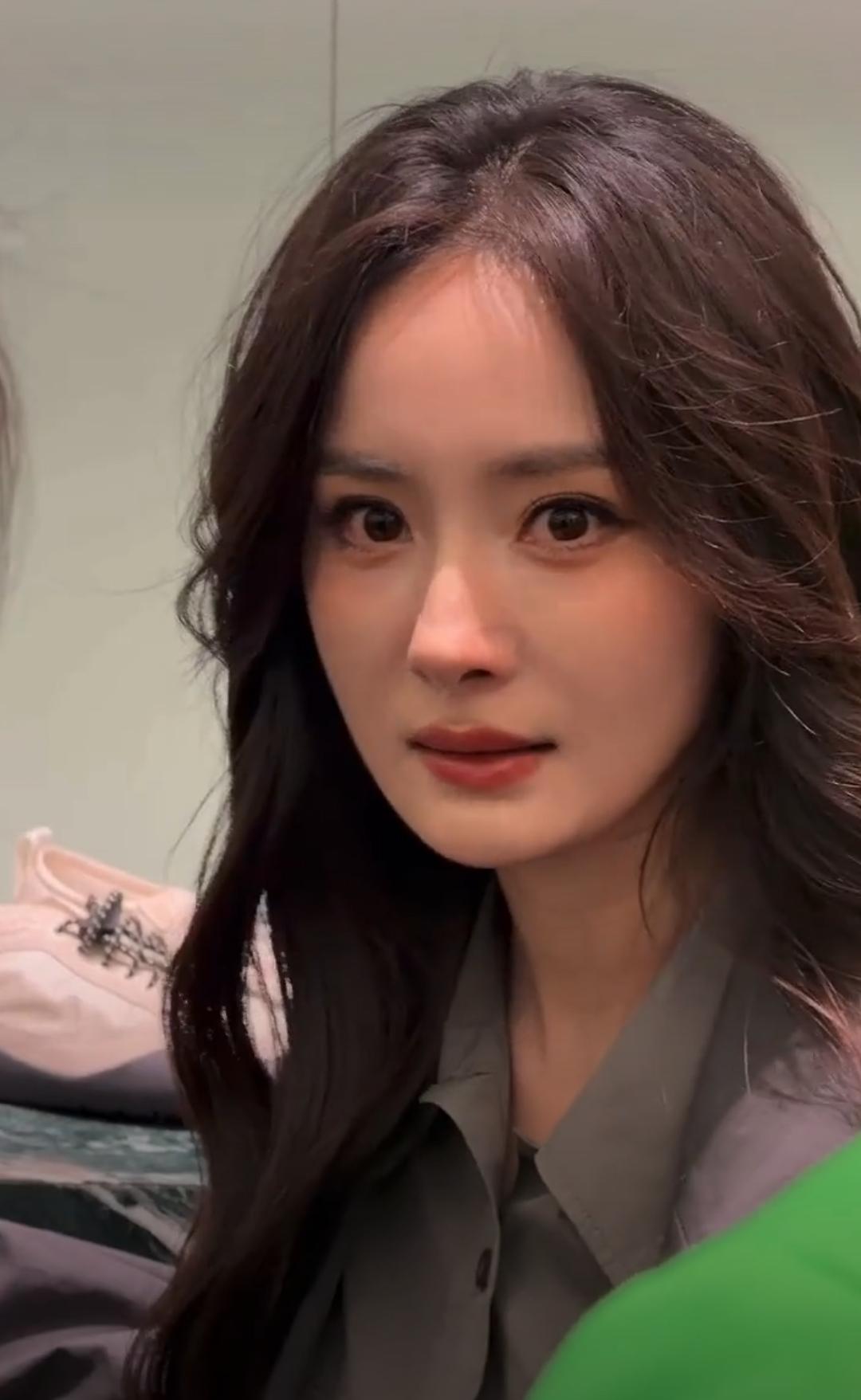 杨幂工作购物两手抓，时尚女王实锤！
 
拍广告间隙还不忘逛新品，看到没上架的衣服