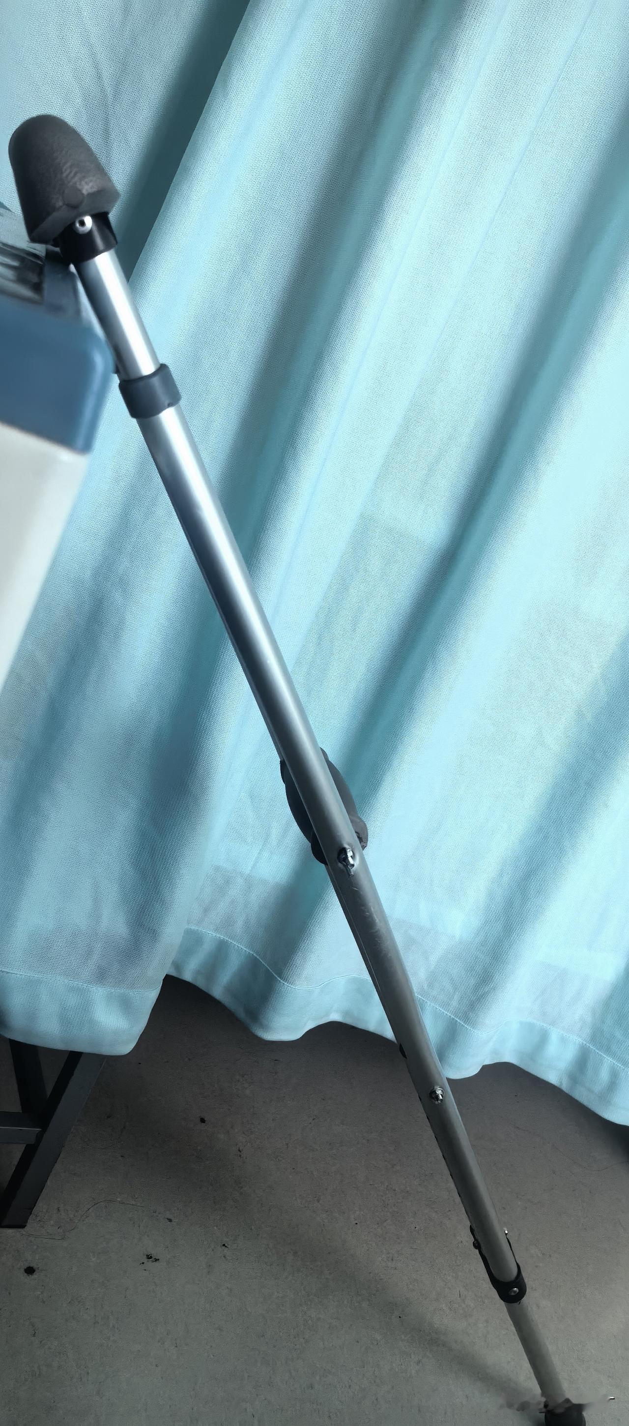 继续分享我的教训，医生说我要继续拄拐，要不然腰椎、脊椎，还有那条好腿都会出现大问