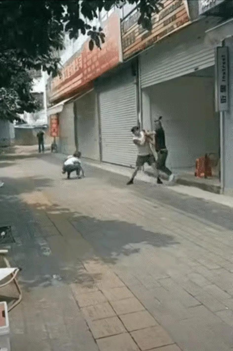 遇事莫冲动，
冲动是魔鬼。
女子这一跪，
抢了110的业务，
毁了120的生意，