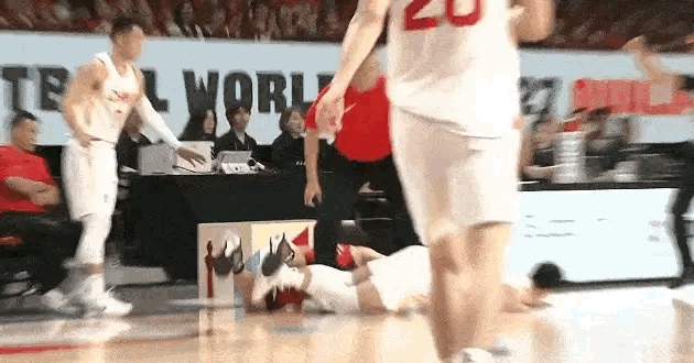 日本这犯规动作…不给违体就算了，还给了郭士强一个技术犯规…中国男篮vs日本男篮