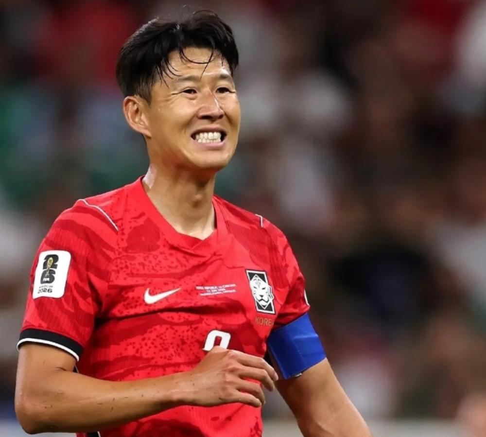 韩国足协恐怕要向国际足联投诉了！

不是因为他们短短2天被5个小组第三超越，晋级