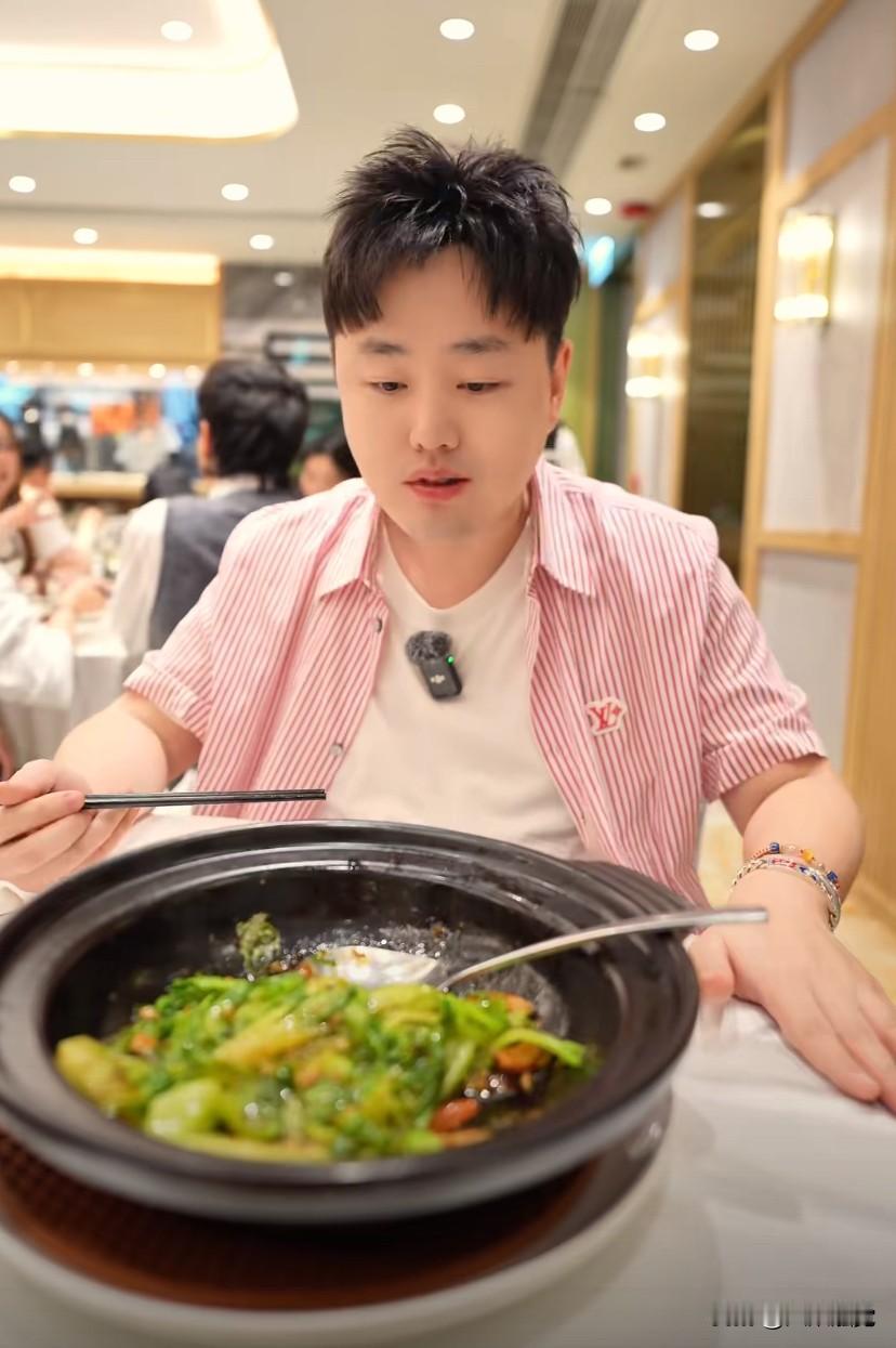 刘雨鑫三个人到香港尖沙咀的大酒楼吃饭，他看着菜单点了黑松露烧鹅半只468，鲍鱼鸡