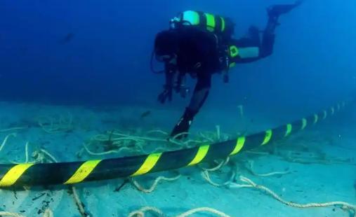 美国疯了一样围堵中国的真正底牌，终于藏不住了！不是芯片，不是航天，是深海里那条攥