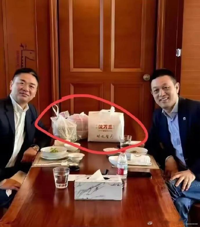 刘强东邀李斌共品外卖，低调中尽显霸气风范，非凡品味跃然眼前。 ​​​